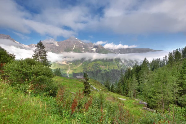 Pohled Hoher Tenn Mraky Plovoucí Údolím Při Stoupání Grossglockner High — Stock fotografie