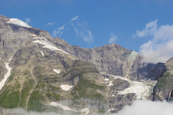 Bulutların Arasından Hoher Tenn Yamaçlarına Bakarken Aynı Zamanda Grossglockner Yüksek — Stok fotoğraf