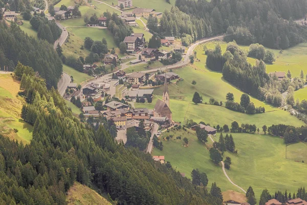 小さな村ハイリゲンブリュットの眺めグロズロックナー高アルパイン道路を登りながら — ストック写真