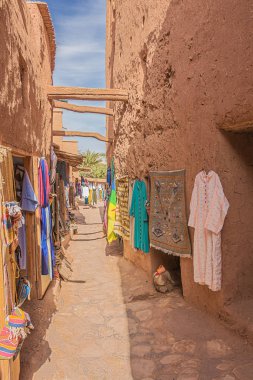 Editör: Ait Benhaddou, Fas, 4 Ekim 2019 - Ait Benhaddou Çarı 'nın içinde hediyelik eşya dükkanları bulunan dar bir sokak manzarası