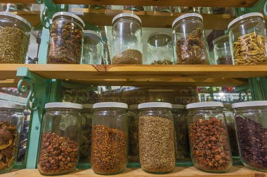 Marakeş 'teki bir dükkanda sergilenen Maghrebian otları ve baharatları olan kavanozlar.