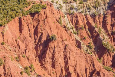 Marakeş 'ten Ouarzazate' ye uzanan 9 numaralı Ulusal Yol 'daki Tagargoust Ormanı' nın önündeki erozyonun önünü kapatın.