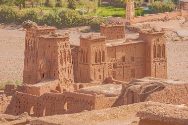 Ait Benhaddou Çarı 'nın içinden kerpiç içindeki güçlendirilmiş kuleleri kapatın.
