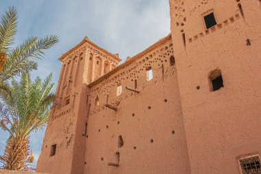 Ait Benhaddou Çarı 'nın içindeki kerpiç içindeki güçlendirilmiş bir yapıya bakıyorum.