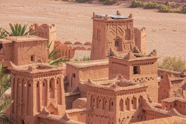 Ait Benhaddou Çarı 'nın içinden kerpiç içindeki güçlendirilmiş kulelerin yakın görüntüsü
