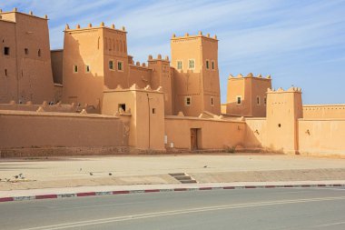 Ouarzazate 'deki Taourirt Kasbah manzarası sokaktan görülüyor.