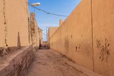 Tamegroute 'de asfaltsız bir sokak. Draa Valley' de bir köy.