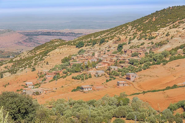 아틀라스의 북쪽에 우아라자제 사이의 언덕에 인근에 위치하고 — 스톡 사진