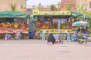 Editör: Marakeş, Fas, 11 Ekim 2019 - Marakeş Meydanı 'ndaki Djemaa el Fna Meydanı' nda yerel halk, pazar satıcıları ve turistler