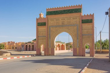 Şehrin batı yakasındaki Rissani şehir kapısının görüntüsü.