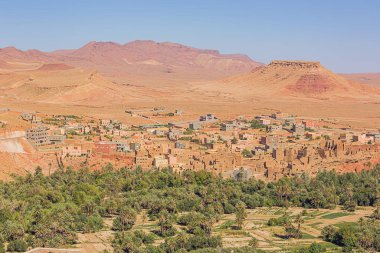 Tinghir 'in kenar mahallelerinin arka planında dester ile görüntüsü