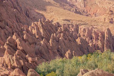 Dades Boğazı 'na giderken Ait Ouglif' te maymun parmağı şeklinde bir kaya oluşumuna yakın durun.