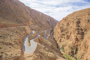 Yolun en yüksek noktasına yakın Dades Vadisi 'ne geniş bir görüş açısı.