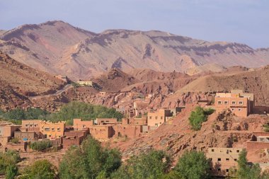 Tinghir 'den gelen Todra Geçidi' nin girişinde.