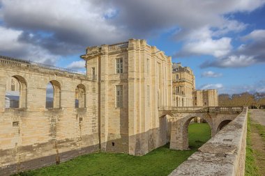 Vincennes Şatosu 'nun güney tarafındaki köprüde, sokaktan görüldü.
