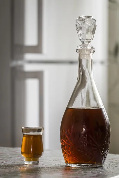 Το decanter του κονιάκ και ένα ποτήρι — Φωτογραφία Αρχείου