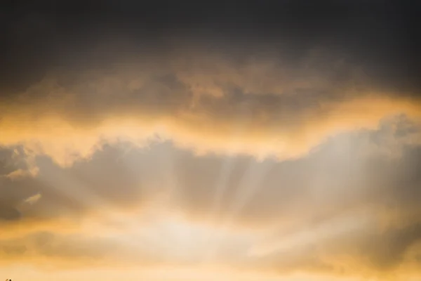 Толстые облака на закате — стоковое фото