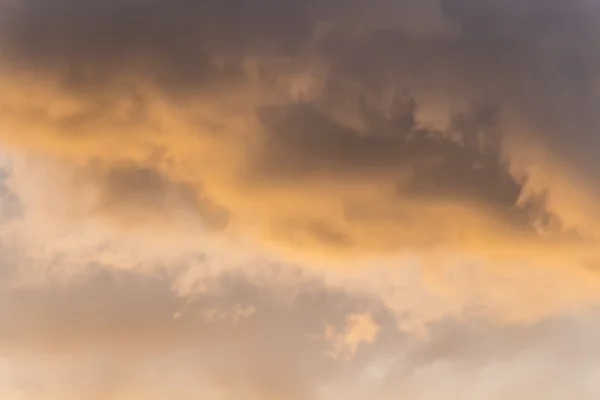 Dikke wolken bij zonsondergang — Stockfoto