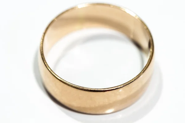 Un anillo de bodas en una mesa blanca — Foto de Stock