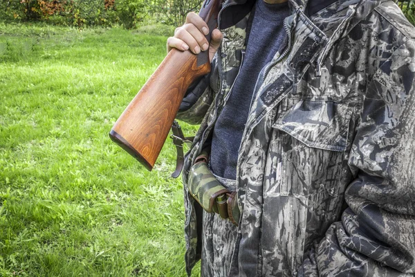Um caçador com uma arma — Fotografia de Stock