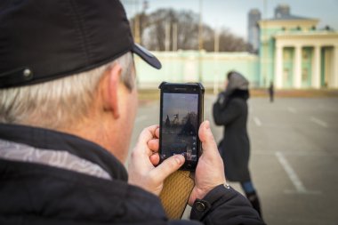 Adam akıllı telefon fotoğraf çekimi