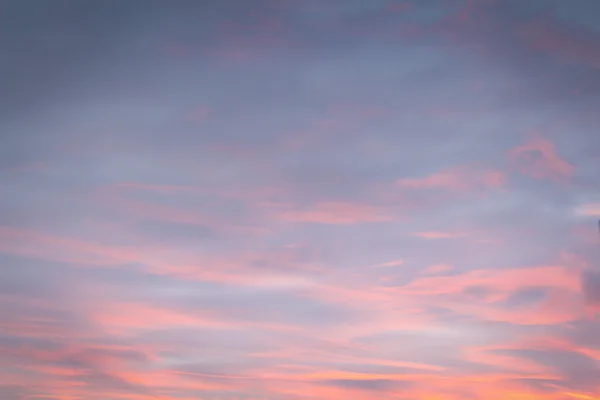 夕暮れ時の厚い雲 — ストック写真