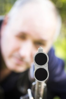 Bir av tüfeği amaçlayan adam