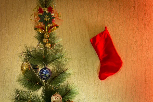 Χριστουγεννιάτικο δέντρο και κόκκινη κάλτσα — Φωτογραφία Αρχείου