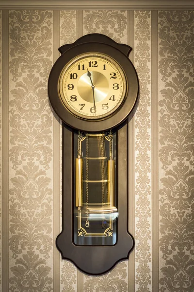 Ρολόι τοίχου με εκκρεμές — Φωτογραφία Αρχείου