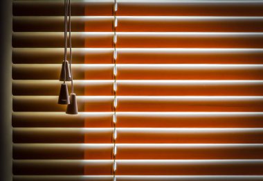 Turuncu yatay güneşlikler