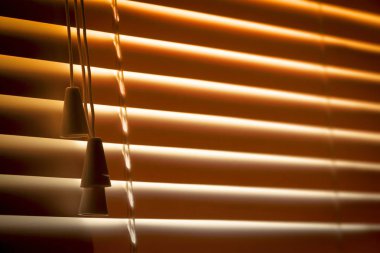 Turuncu yatay güneşlikler