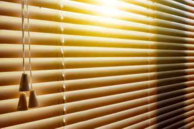 Turuncu yatay güneşlikler