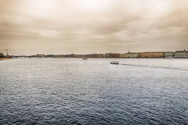 Veduta urbana del fiume — Foto Stock