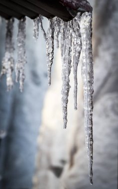 Çatıda buz saçakları