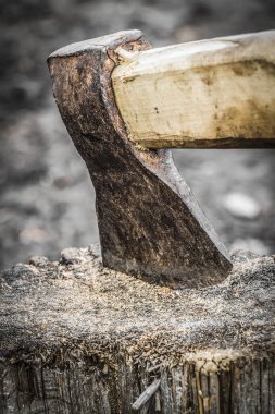 Balta kütüğe sıkıştı.