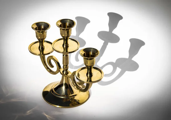 Candelabro dorado sobre fondo blanco — Foto de Stock