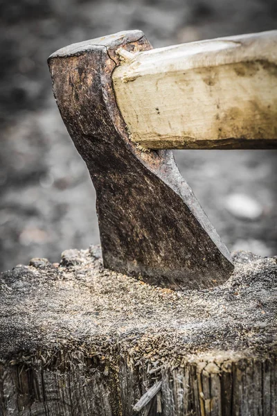 Balta kütüğe sıkıştı.