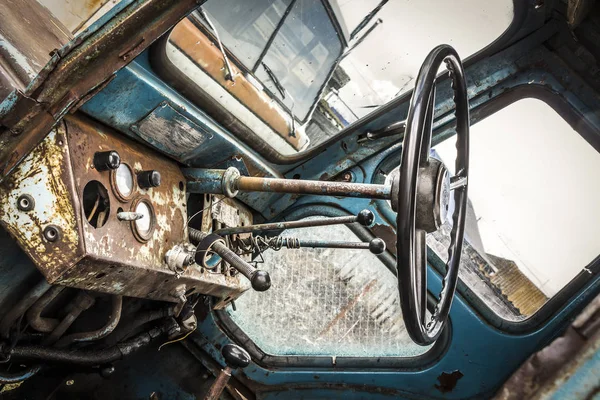 Cabina de un tractor viejo —  Fotos de Stock