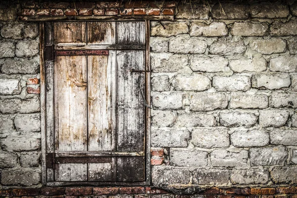 Деревянная дверь в сарай — стоковое фото