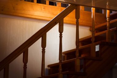 Adımlar ahşap merdiven