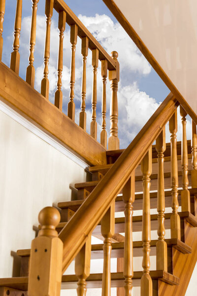 Деревянные лестницы на крышу дома
