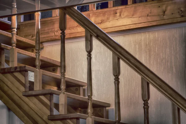 Adımlar ahşap merdiven