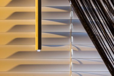 Bej yatay güneşlikler