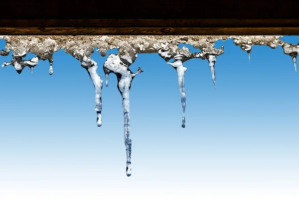 Jégcsapok a tetőn — Stock Fotó