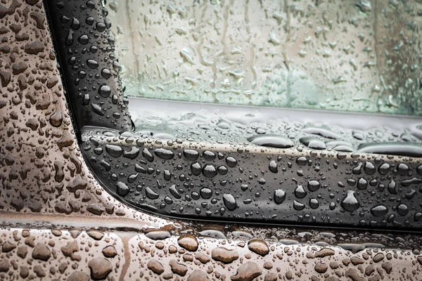 Часть мокрой машины — стоковое фото