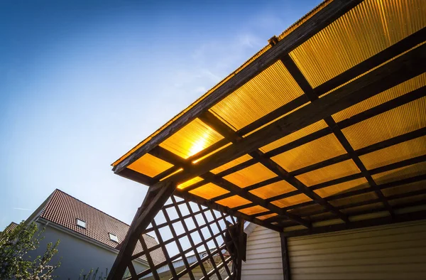 Il tetto della veranda in policarbonato — Foto Stock