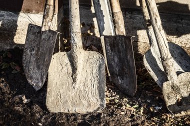 Kirli inşaat kürekleri.