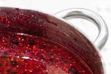 Ahududu reçeli pişirme