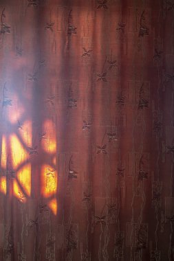 Perdelerden ışık geliyor.