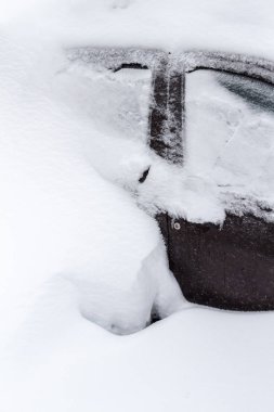 Araba karın altında.